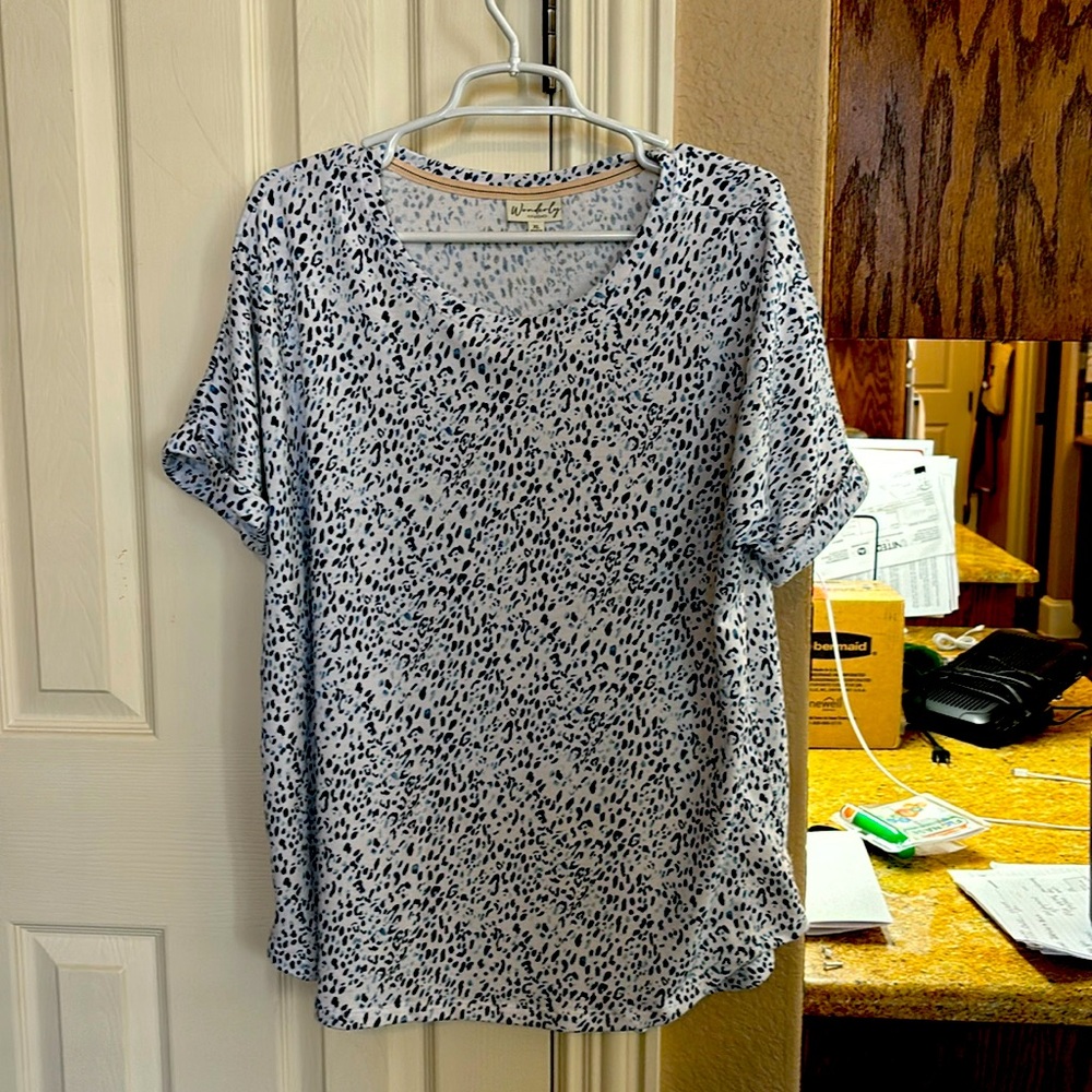 Women’s Wonderly brand casual top.